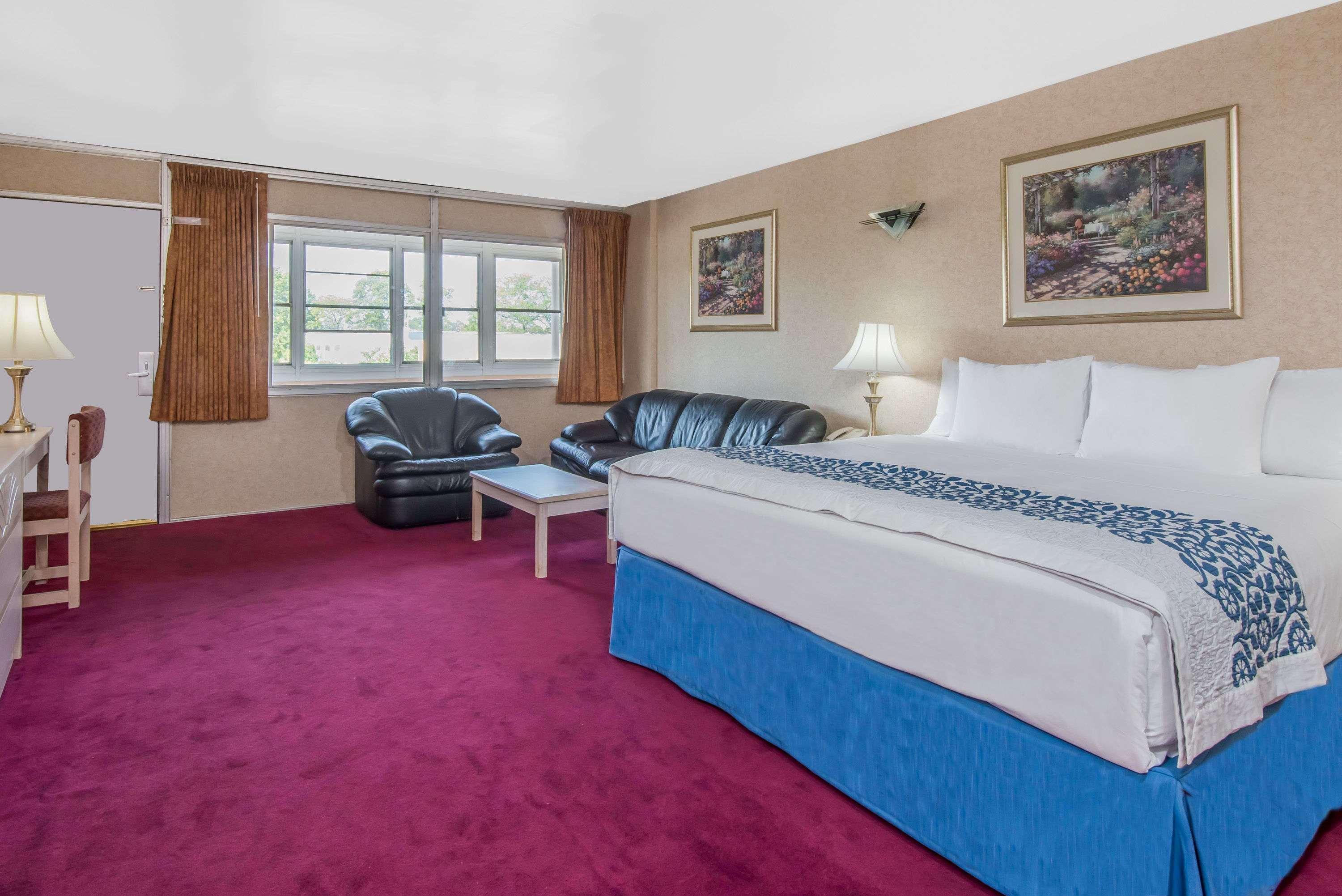Days Inn By Wyndham Hicksville Long Island Exterior photo